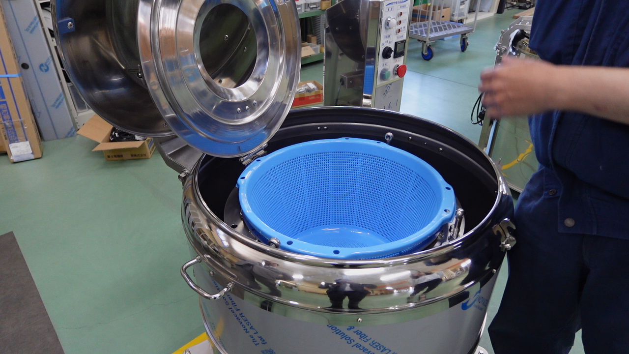 青いザルカゴを備えた脱水機
